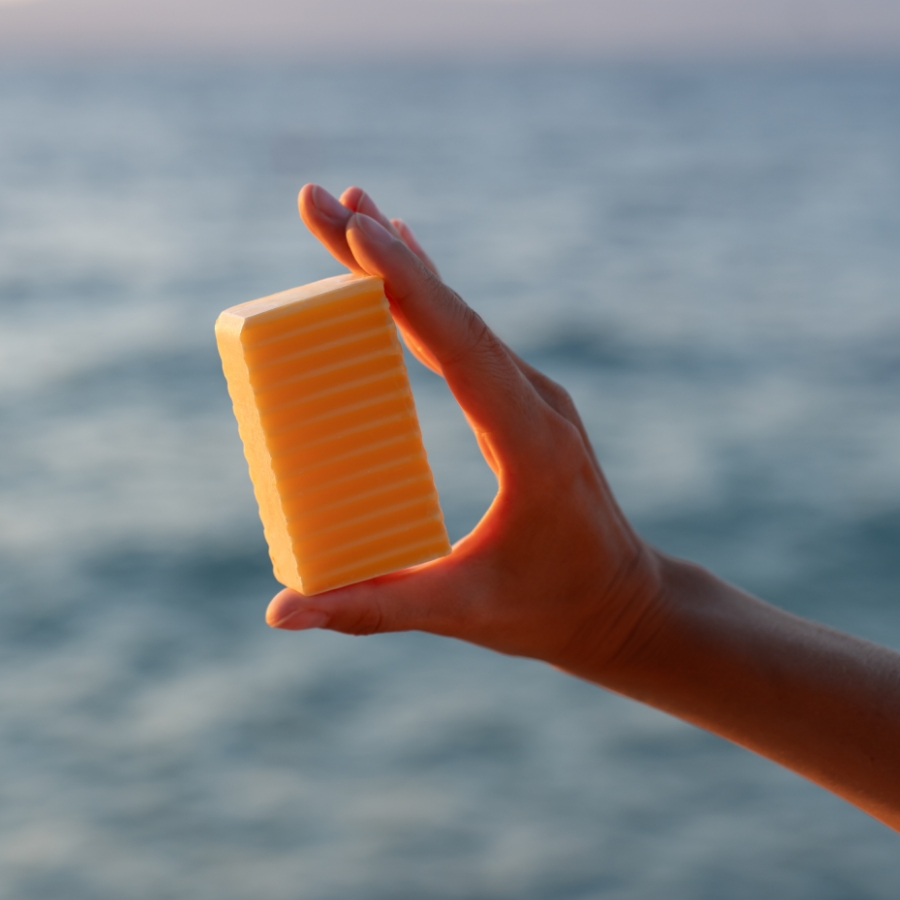 LemonSwirl Duschseife in der Hand einer Frau am Meer
