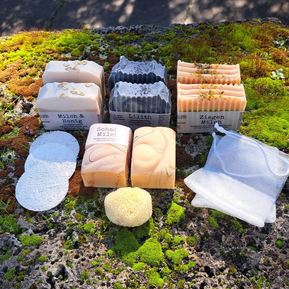 VerwöhnPaket mit handgemachten Premiumseifen, Luffa Pads, Gesichtsseifen, Seifensäckchen und Gesichtsschwamm.