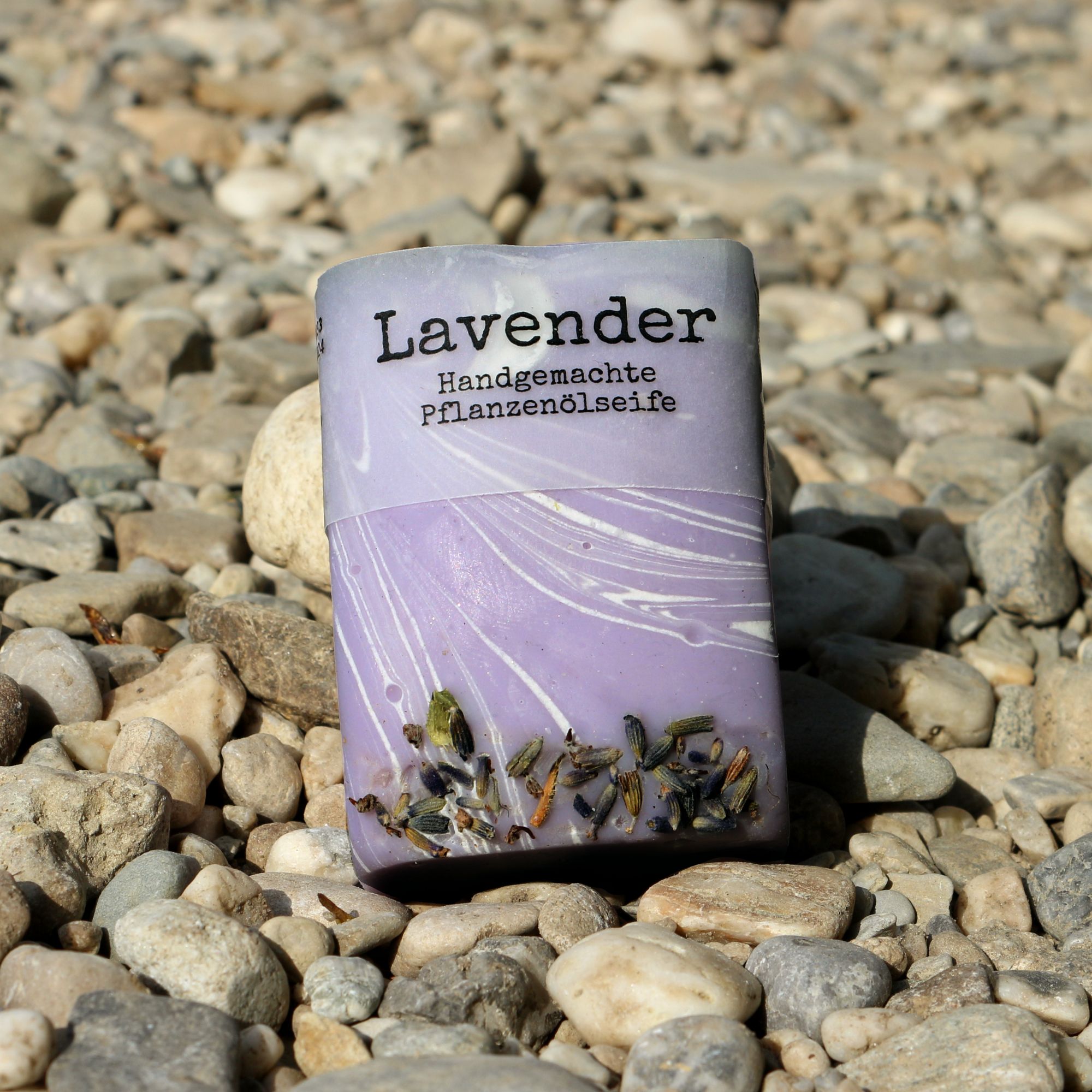 Handgemachte Lavendelseife mit echten Lavendelblüten