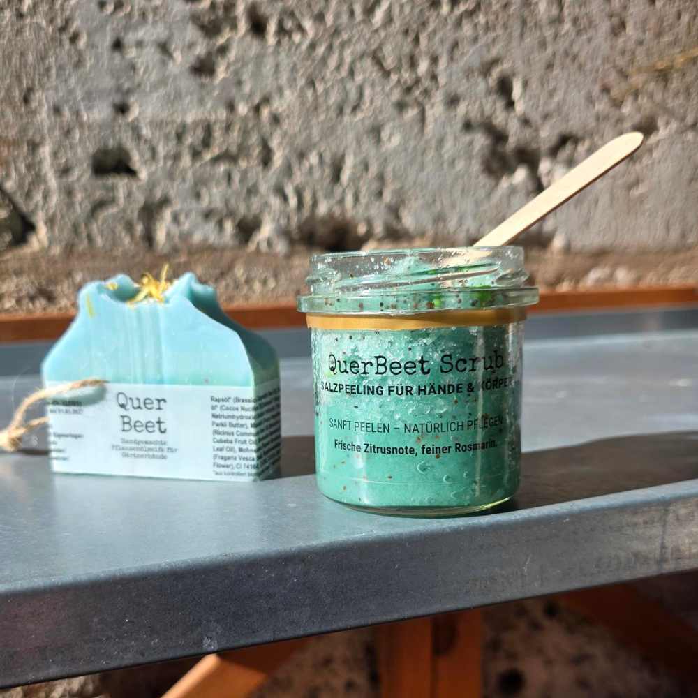 Handgemachte QuerBeet Gartenseife und QuerBeet Scrub Salzpeeling für die Reinigung und Pflege beanspruchter Gartenhände nach der Gartenarbeit.