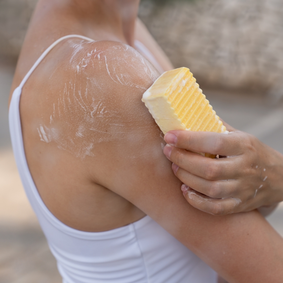 Duschseife Lemonswirl bei der Anwendung an der Schulter