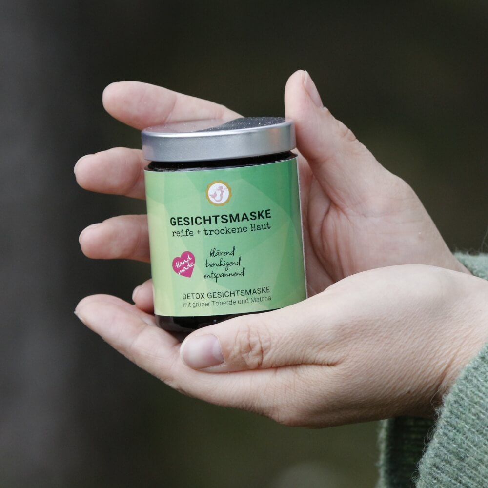 Handgemachte Gesichtsmaske mit grüner Tonerde, Matcha und Kokosmilch im Braunglas zum frischen Anrühren