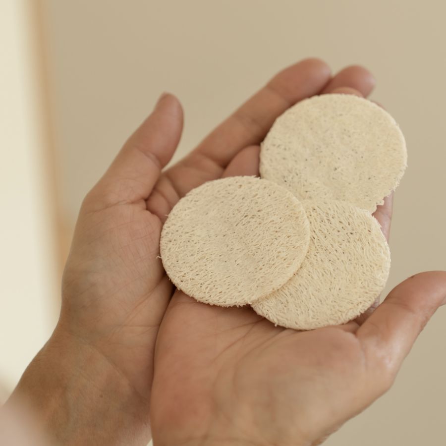 Drei runde Luffa Peeling Pads für die Gesichtsreinigung