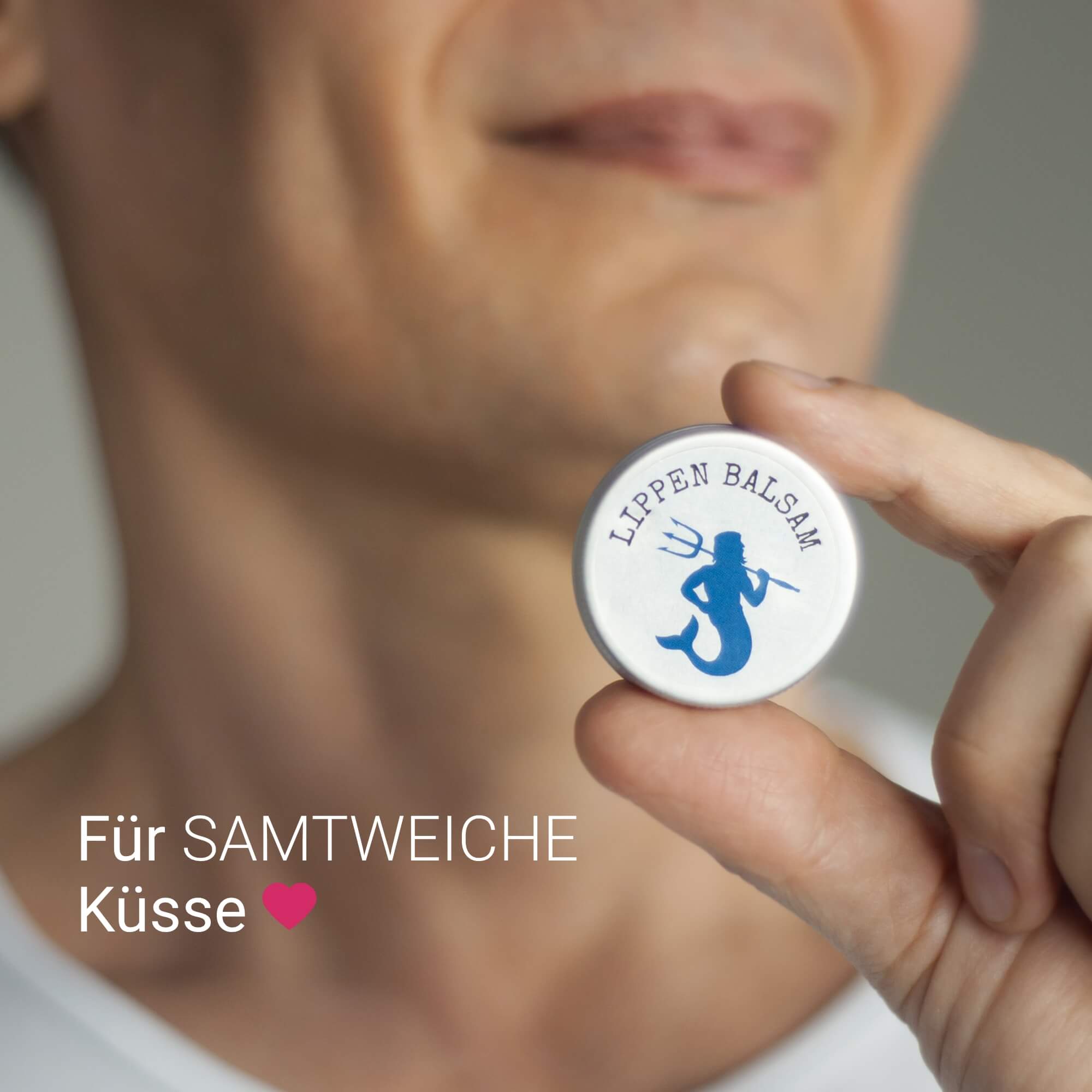 Mann mit Lippenbalsam in der praktischen Aludose. Duftfreie Lippenpflege für trockene und beanspruchte Lippen.