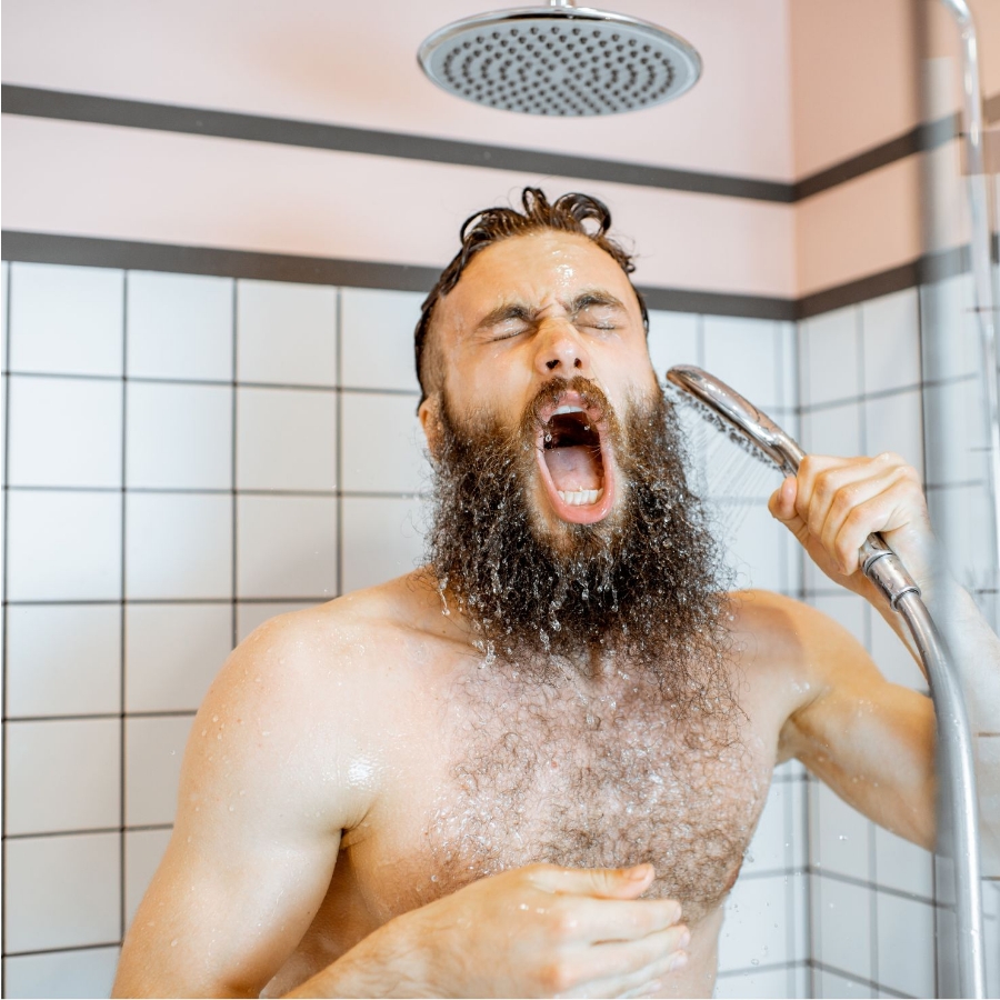 Mann unter der Dusche bei der täglichen Körperpflege