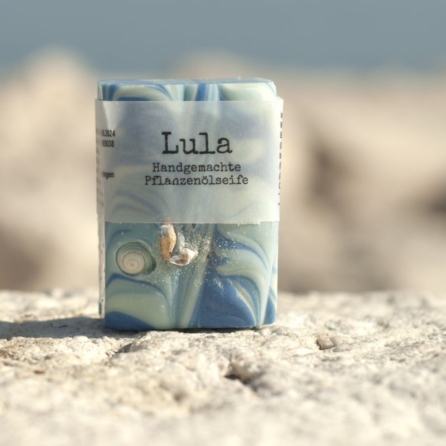 Handgemachte Lula Naturseife mit Zitronenmyrte, Litsea, Muscheln und feinem Sand