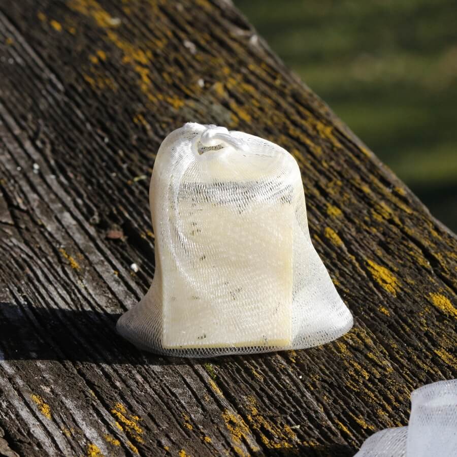 Mesh-Seifensäckchen mit SchafMilch Seife von Nela's Feinste Seifen