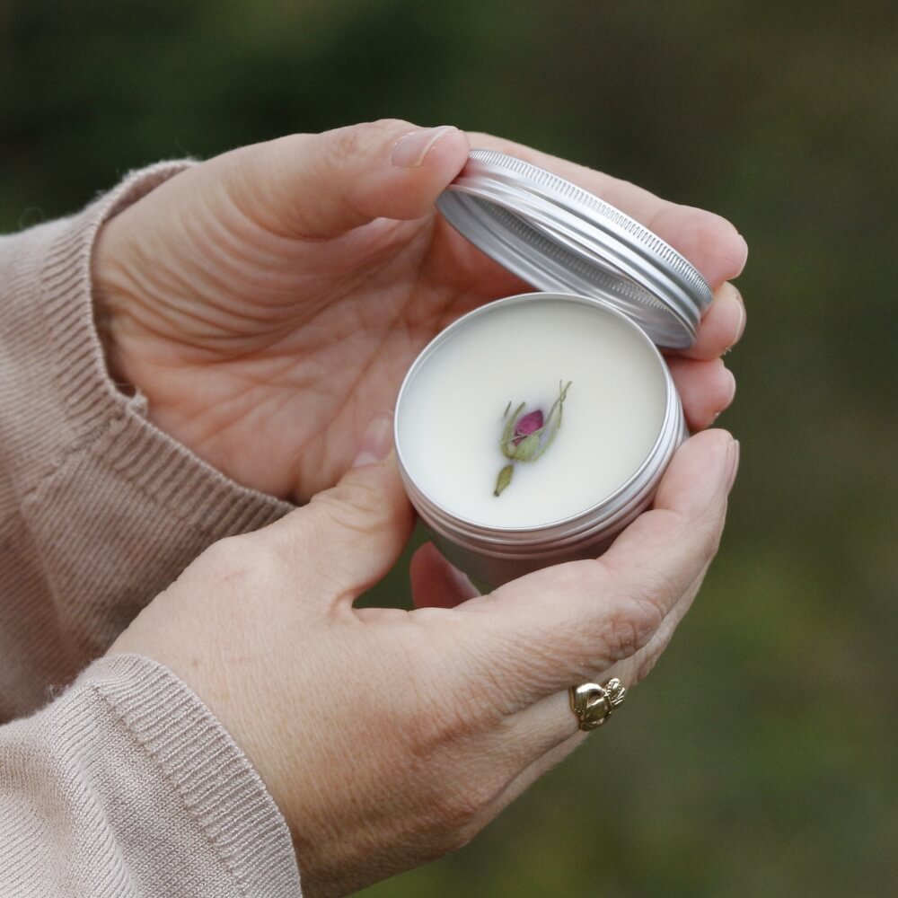 RosenSahne Creme mit Bio-Sheabutter und Mandelöl für trockene Hände und Haut. Reichhaltige Pflege mit zartem Rosenduft.