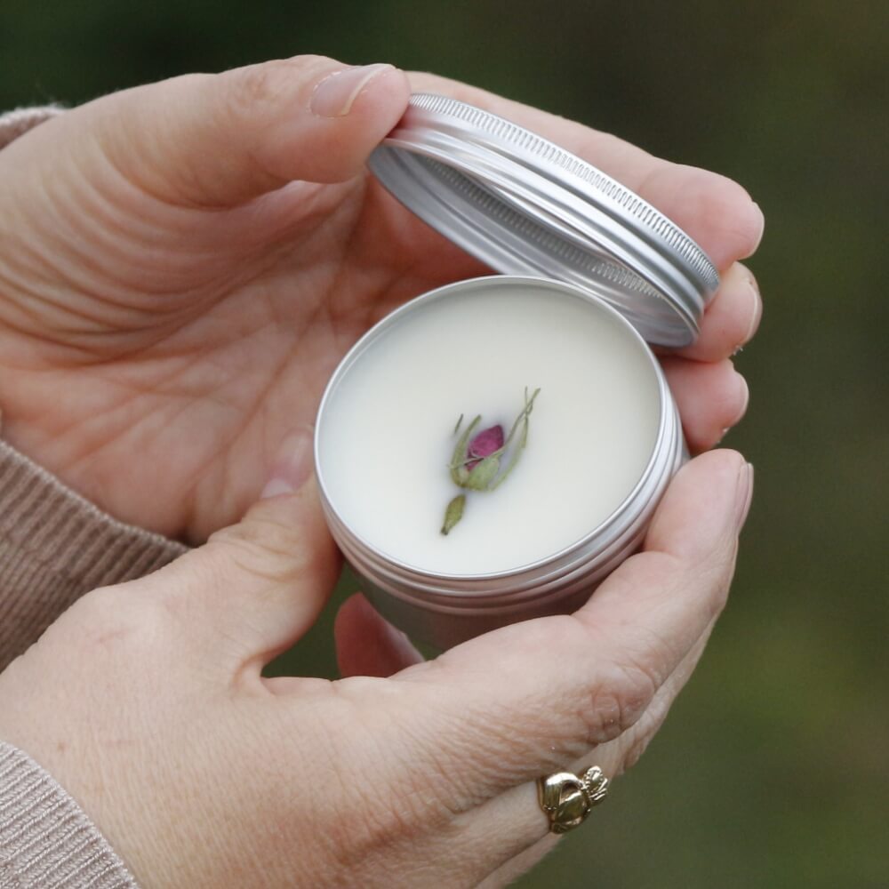 RosenSahne Creme mit Bio-Sheabutter und Mandelöl für trockene Hände und Haut. Reichhaltige Pflege mit zartem Rosenduft.