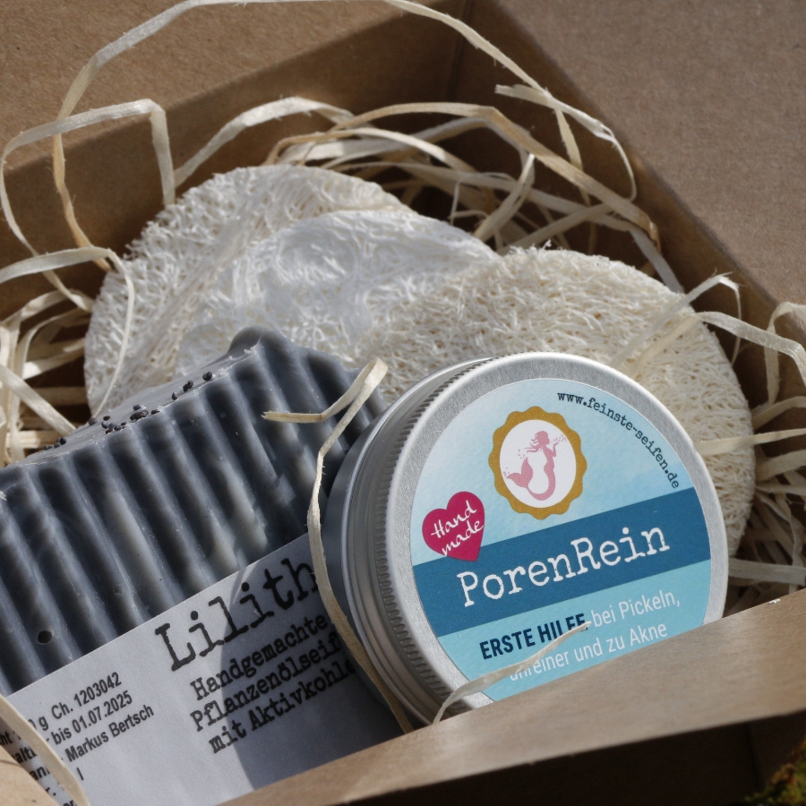 PorenRein StarterSet mit Lilith Gesichtsseife, PorenRein PickelPaste und drei Luffa Peeling Pads für die tägliche Pflege unreiner Haut.