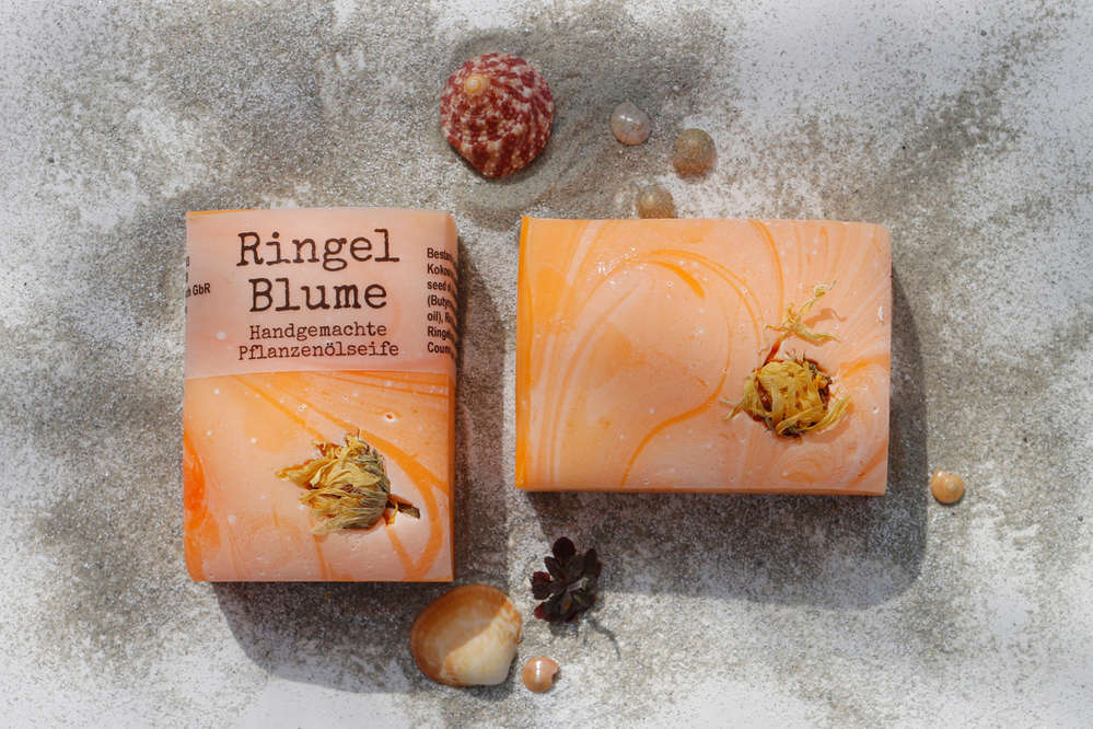 Zwei handgemachte RingelBlume Pflegeseifen mit Calendula-Auszügen 
