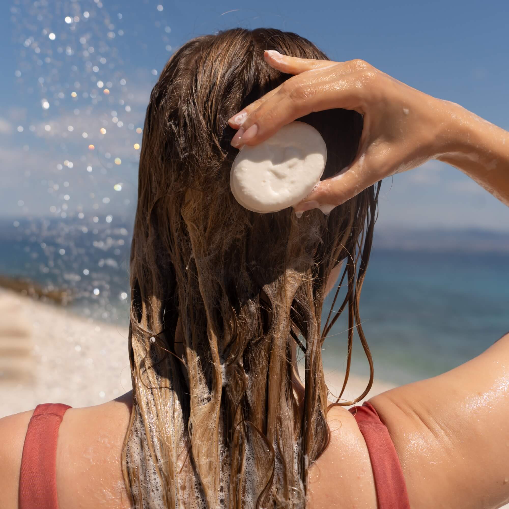 Festes Shampoo No. 4 HaarPracht bei der Anwendung im nassen Haar – Premium Shampoo Bar für alle Haartypen.